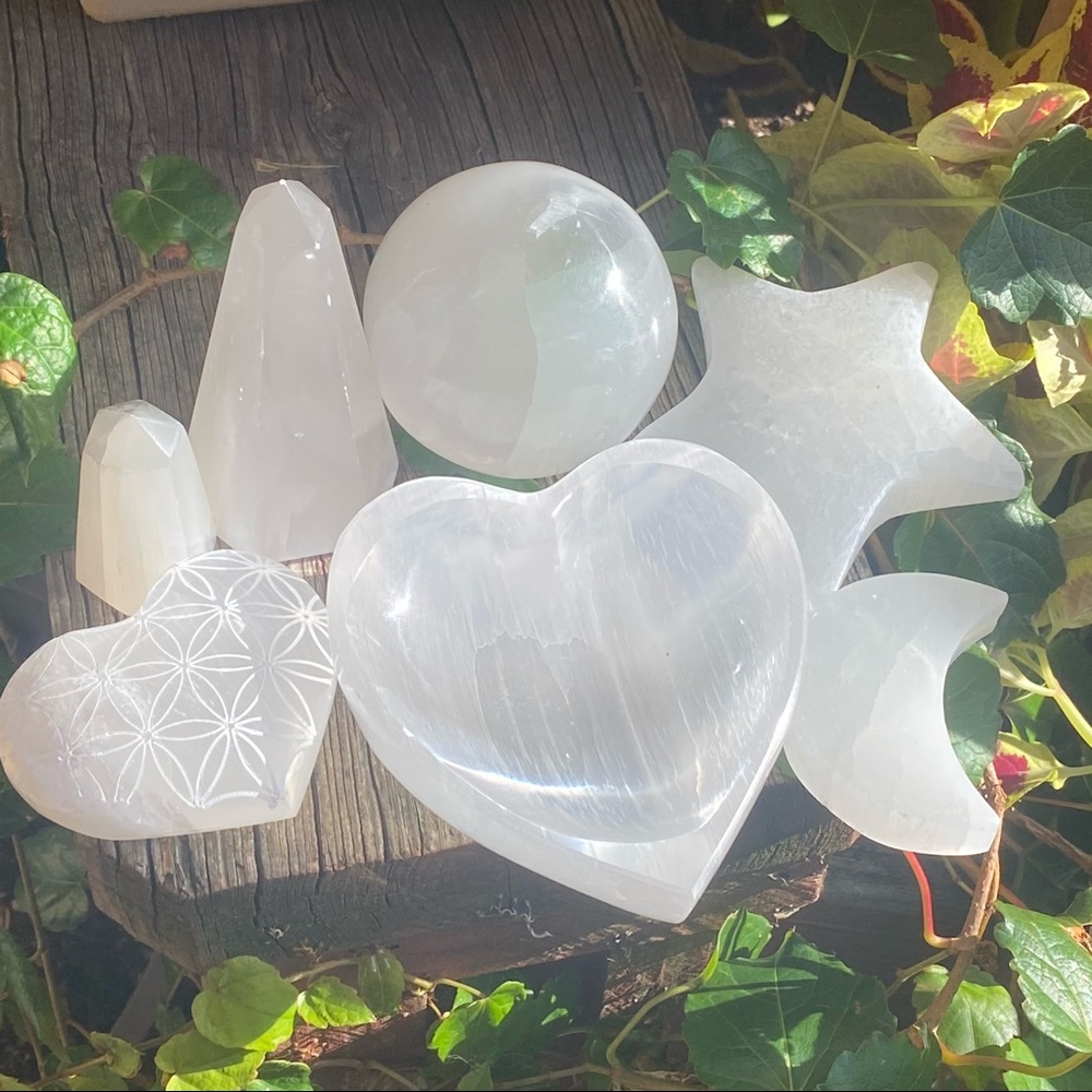 One (1) selenite carving - Picture 1 of 6